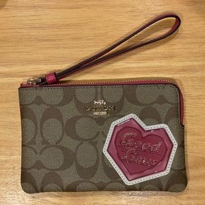 NWT COACH Signature Zip Khaki Coated Canvas Wristlet w/ Disco Pink Heart Patch
